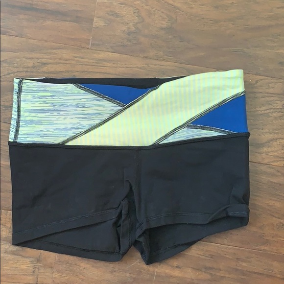 lululemon athletica Pants - LULULEMON Spandex Shorts - Size 4